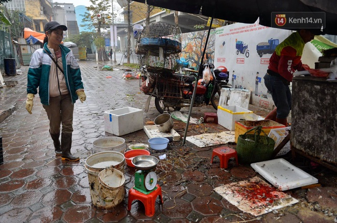 Dịch vụ bán và làm thuê gà cúng giao thừa ế ẩm, nhiều tiểu thương dọn hàng về sớm - Ảnh 6.