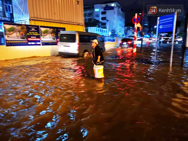 Đấy, sau nhiều giờ mưa tầm tã chúng ta vẫn có trọn vẹn 15 phút pháo hoa đón năm mới rực sáng bầu trời Hà Nội! - Ảnh 37.