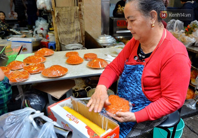 Người dân Hà Nội chen chúc mua gà luộc xôi gấc cúng giao thừa, người bán sắp lễ không ngớt tay - Ảnh 14.