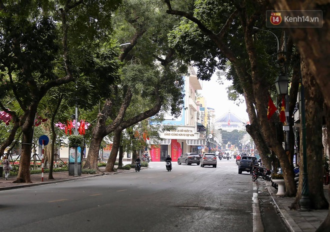 Nhà nhà tiễn năm cũ, đường phố Hà Nội vắng vẻ lạ thường ngày 30 Tết - Ảnh 10.