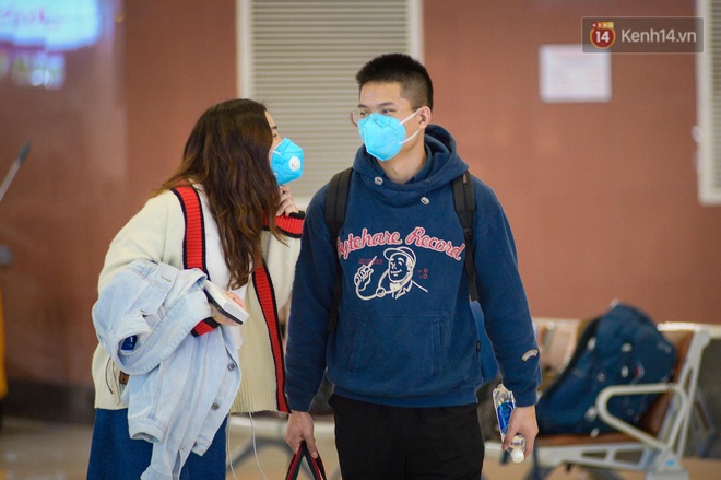 Hành khách đeo khẩu trang kín mít vì lo lắng dịch virus Corona khi chuẩn bị rời sân bay Nội Bài trước thời khắc đón năm mới - Ảnh 3.