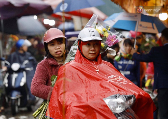 Chợ hoa Quảng An ngập trong rác, nhiều người vẫn tranh thủ đội mưa đi mua hoa Tết - Ảnh 15.