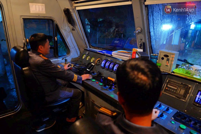 Chuyến tàu cuối cùng của năm Kỷ Hợi rời ga Hà Nội trong cơn mưa tầm tã - Ảnh 9.