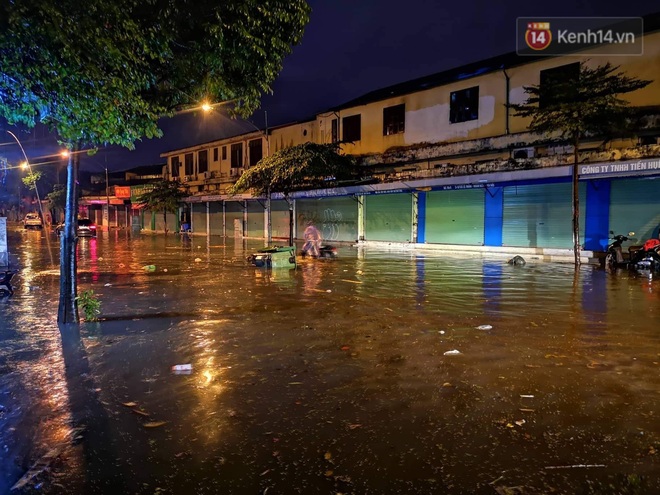 Ác mộng nước ngập đêm 30 Tết: Nước đục ngàu tràn vào nhà, đêm giao thừa bì bõm lội nước chờ đón pháo hoa - Ảnh 10.