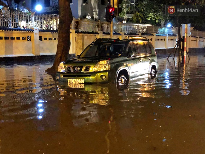 Đấy, sau nhiều giờ mưa tầm tã chúng ta vẫn có trọn vẹn 15 phút pháo hoa đón năm mới rực sáng bầu trời Hà Nội! - Ảnh 35.