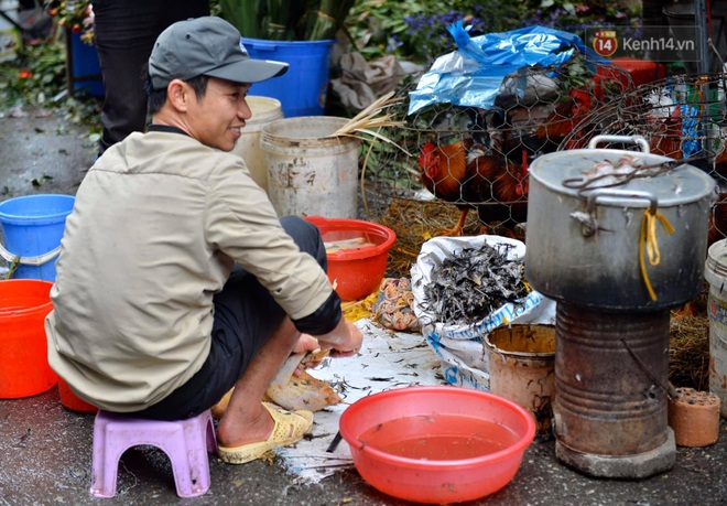 Dịch vụ bán và làm thuê gà cúng giao thừa ế ẩm, nhiều tiểu thương dọn hàng về sớm - Ảnh 3.