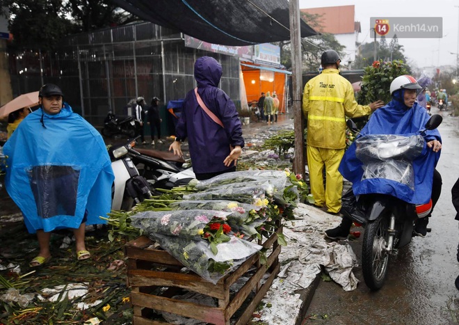 Chợ hoa Quảng An ngập trong rác, nhiều người vẫn tranh thủ đội mưa đi mua hoa Tết - Ảnh 7.