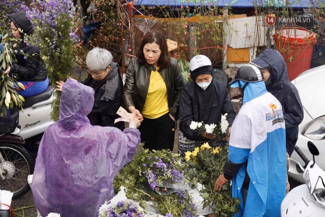 Chợ hoa Quảng An ngập trong rác, nhiều người vẫn tranh thủ đội mưa đi mua hoa Tết - Ảnh 8.