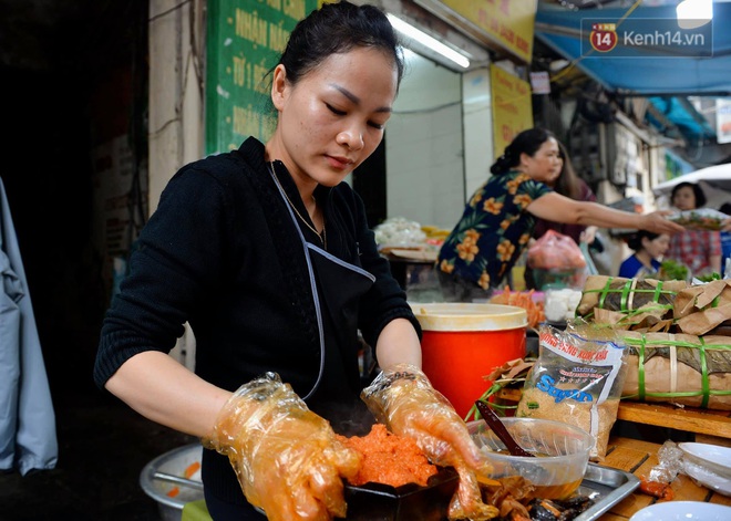 Người dân Hà Nội chen chúc mua gà luộc xôi gấc cúng giao thừa, người bán sắp lễ không ngớt tay - Ảnh 11.