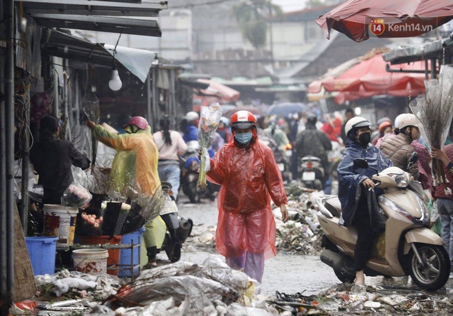 Chợ hoa Quảng An ngập trong rác, nhiều người vẫn tranh thủ đội mưa đi mua hoa Tết - Ảnh 3.