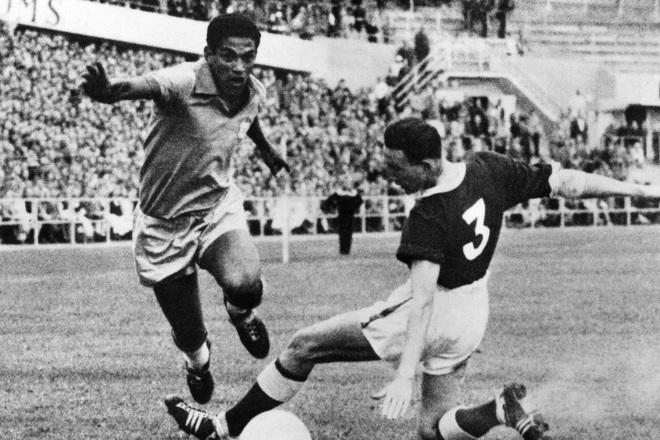 Garrincha: Thiên tài chân cong được sùng bái hơn cả Vua bóng đá Pele đã tự giết mình bằng men rượu như thế nào? - Ảnh 1.