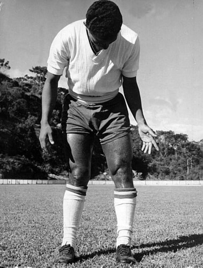 Garrincha: Thiên tài chân cong được sùng bái hơn cả Vua bóng đá Pele đã tự giết mình bằng men rượu như thế nào? - Ảnh 2.