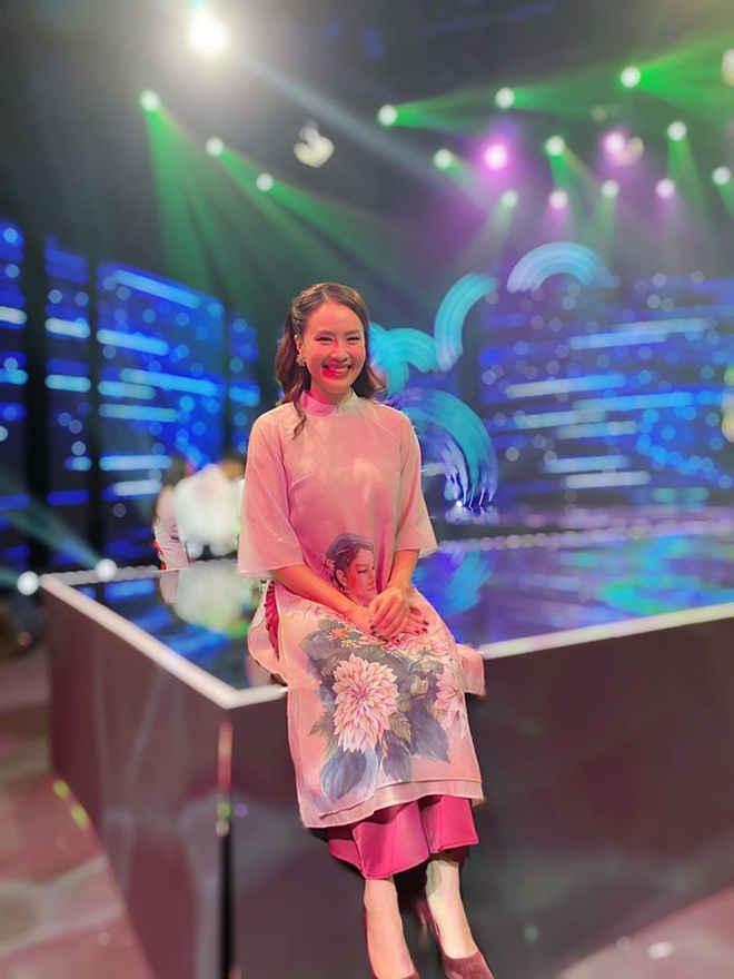 Cùng với các người đẹp Việt, dàn hậu cung VTV cũng khoe sắc trong những tà áo dài duyên dáng đón Xuân về - Ảnh 1.