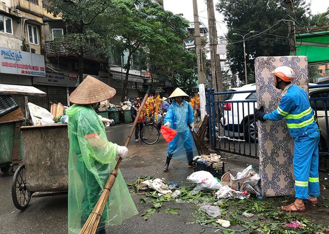 Hà Nội: Rác tăng đột biến 30 Tết, công nhân căng mình dọn rác - Ảnh 1.