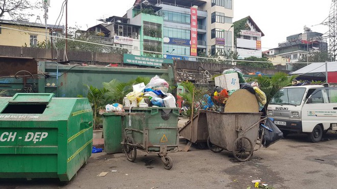 Hà Nội: Rác tăng đột biến 30 Tết, công nhân căng mình dọn rác - Ảnh 3.