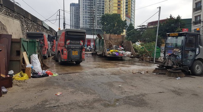 Hà Nội: Rác tăng đột biến 30 Tết, công nhân căng mình dọn rác - Ảnh 7.