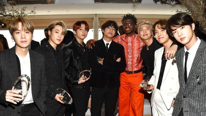 BTS chỉ là một nét chấm phá trong màn trình diễn Old Town Road All-Stars của Lil Nas X, thậm chí chỉ có R.M xuất hiện trên sân khấu? - Ảnh 2.