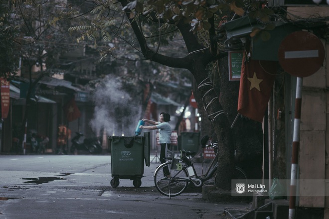 Hà Nội sáng mùng 1 Tết Canh Tý: Sau trận mưa lớn đêm 30, đường phố vắng vẻ như trong cuốn phim cũ nhuốm màu thời gian - Ảnh 9.