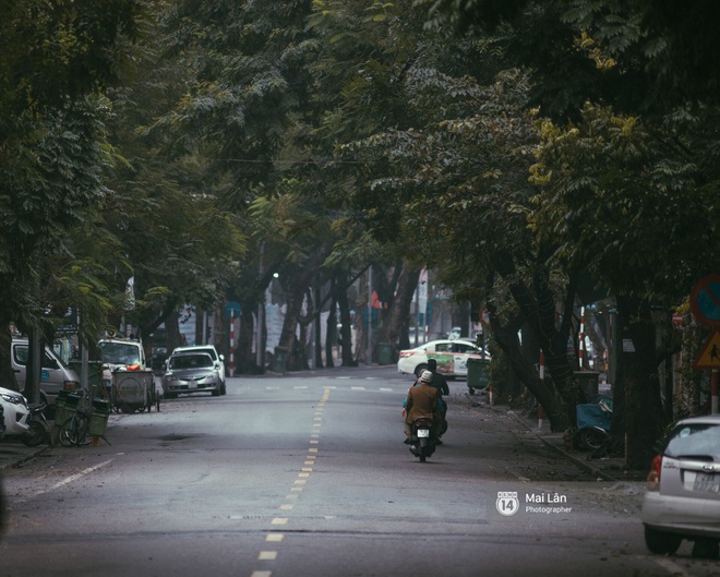 Hà Nội sáng mùng 1 Tết Canh Tý: Sau trận mưa lớn đêm 30, đường phố vắng vẻ như trong cuốn phim cũ nhuốm màu thời gian - Ảnh 11.