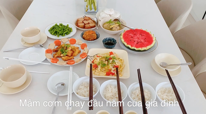 Không phải bánh tét hay thịt kho, mùng 1 Tết nhà Thuỷ Tiên - Công Vinh là phải ăn món mì đặc biệt này để cầu may mắn - Ảnh 8.