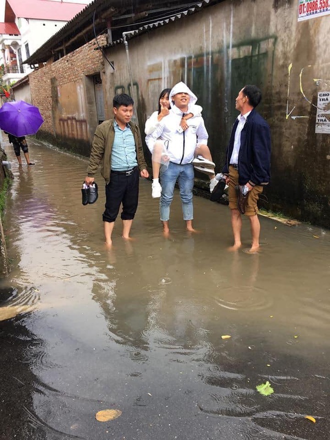 Những pha chúc Tết cồng kềnh ngày mùng 1: Trùm áo mưa kín mít, xỏ dép tổ ong rồi bám tường đội mưa đến nhà họ hàng - Ảnh 5.