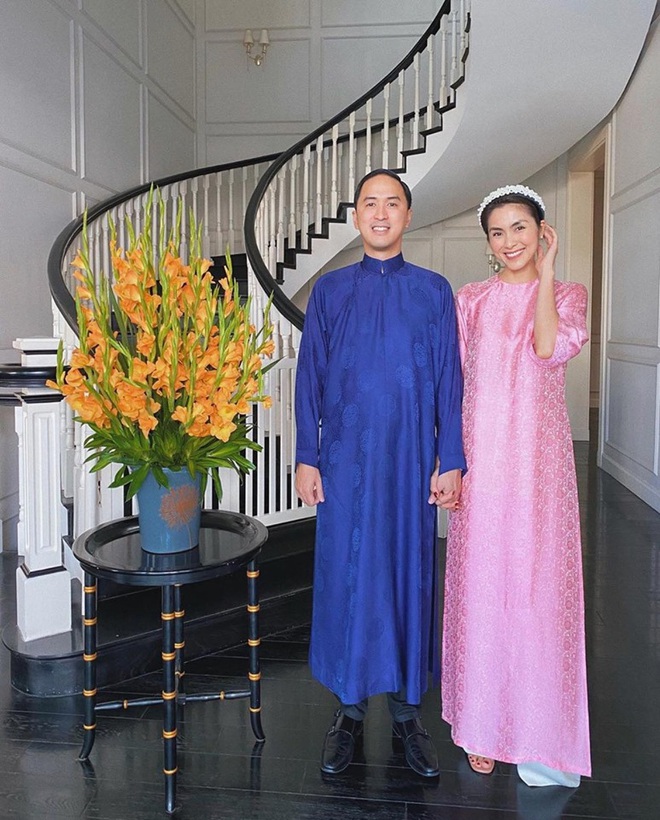 Cứ Mùng 1 Tết, vợ chồng Hà Tăng lại xúng xính áo dài du xuân: Hơn 1 thập kỷ gắn kết, chưa bao giờ quên nắm chặt tay! - Ảnh 1.