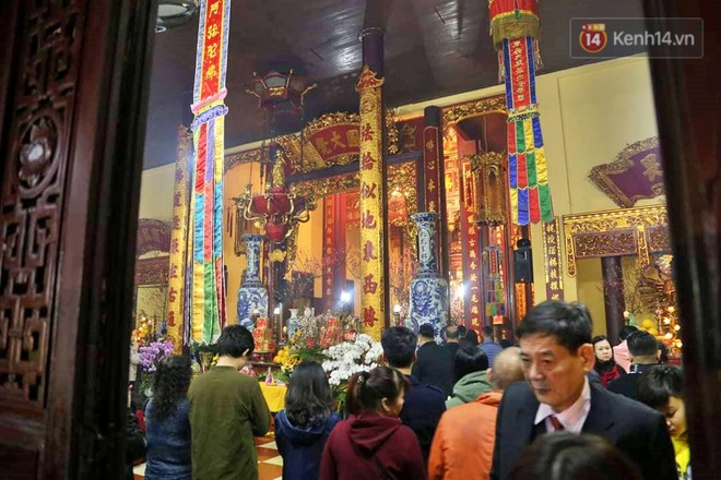 Hàng trăm người Hà Nội đổ về chùa Quán Sứ làm lễ, xin lộc sau giao thừa - Ảnh 5.