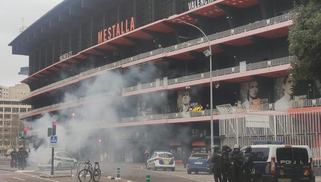 Hỗn chiến kinh hoàng trước trận đấu của Barcelona: Hai nhóm ultras khét tiếng tấn công nhau bằng đủ mọi loại vũ khí - Ảnh 2.