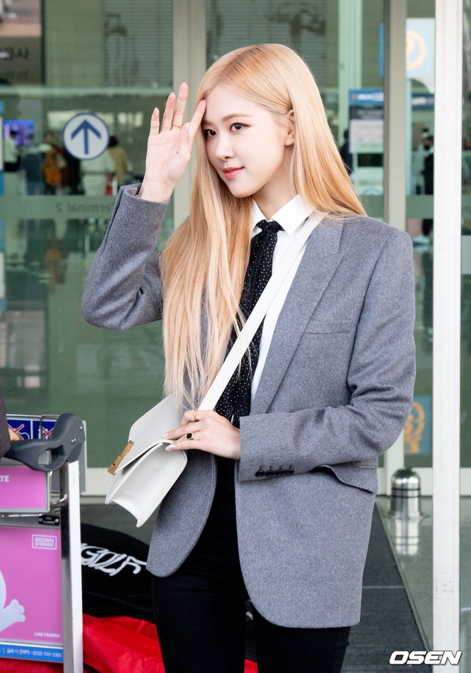 Rosé (BLACKPINK) gây sốt tại sân bay ngày đầu năm: Khí chất quyền lực tựa nữ CEO, không hở vẫn khoe trọn body mãn nhãn - Ảnh 11.