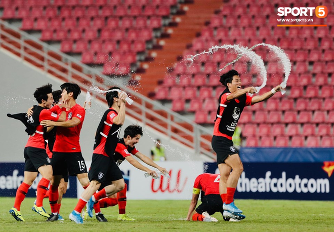 Dàn hot boy Hàn Quốc vỡ òa hạnh phúc khi nâng cao chiếc cúp vô địch U23 châu Á 2020  - Ảnh 3.
