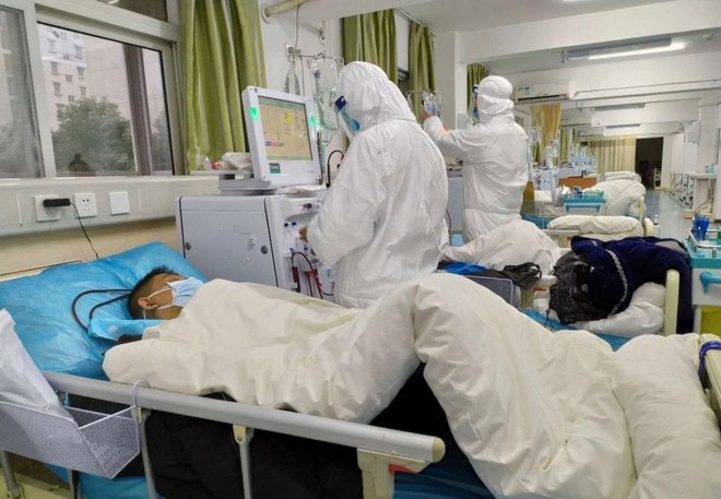 Tết Nguyên Đán trong bệnh viện Vũ Hán: Các y bác sĩ ngày đêm chiến đấu để ngăn sự bùng phát của virus corona, có người lên cơn đau tim vì quá kiệt sức - Ảnh 2.