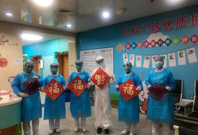 Tết Nguyên Đán trong bệnh viện Vũ Hán: Các y bác sĩ ngày đêm chiến đấu để ngăn sự bùng phát của virus corona, có người lên cơn đau tim vì quá kiệt sức - Ảnh 5.