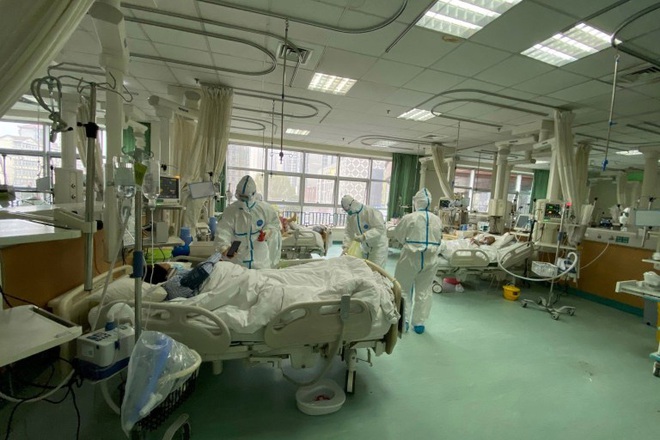 Tết Nguyên Đán trong bệnh viện Vũ Hán: Các y bác sĩ ngày đêm chiến đấu để ngăn sự bùng phát của virus corona, có người lên cơn đau tim vì quá kiệt sức - Ảnh 6.
