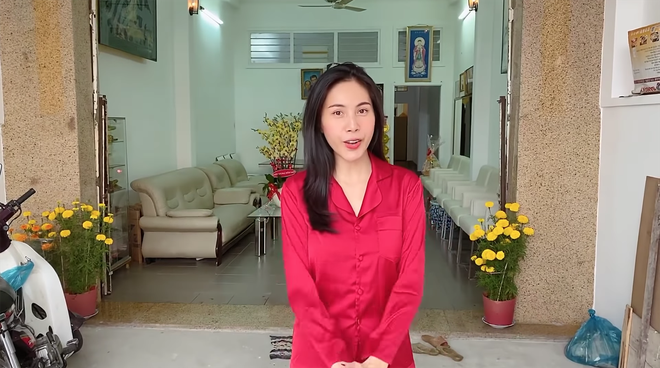 Bỏ 5 tỷ tậu biệt thự là phải như Thuỷ Tiên: chọn luôn căn đối diện chợ, sáng đi 30 giây là ăn được cả chục món ngon khác nhau - Ảnh 1.