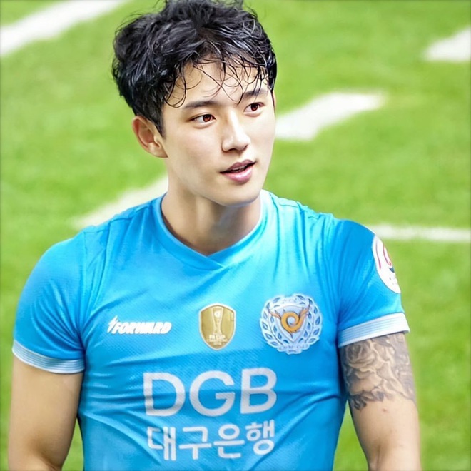 Vui chơi Festival Âm lịch không quên nhiệm vụ tia trai, cầu thủ đẹp trai nhất Hàn Quốc lần thứ n rơi vào tầm ngắm của chị em - Ảnh 1.