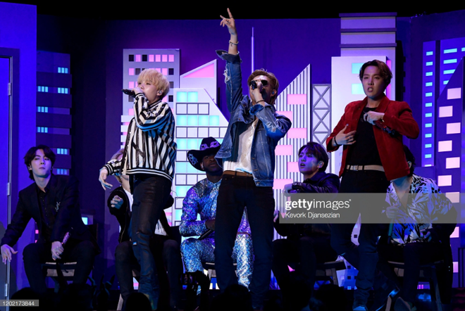 HOT: BTS diễn đúng 47 giây trong Old Town Road All-Stars tại Grammy, tuy nhiên cũng đủ làm cả khán đài bùng nổ vì quá đẹp trai! - Ảnh 6.