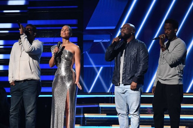 Nữ ca sĩ Alicia Keys dành cho huyền thoại xấu số Kobe Bryant màn tri ân đầy cảm xúc tại Grammy 2020 - Ảnh 4.