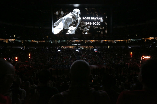 Những giọt nước mắt lăn dài tại NBA trong ngày huyền thoại Kobe Bryant vẫy tay từ biệt - Ảnh 3.