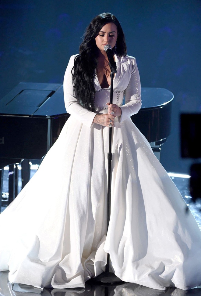 Demi Lovato trình diễn đẫm nước mắt trong màn tái xuất tại Grammy 2020, cả khán đài đứng dậy vỗ tay không ngớt - Ảnh 5.