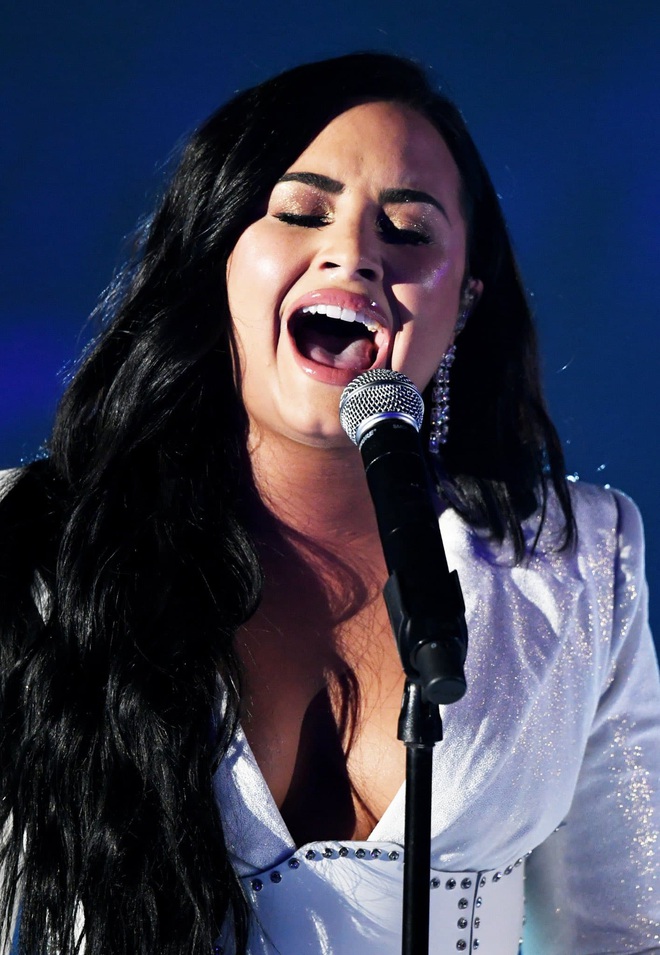 Demi Lovato trình diễn đẫm nước mắt trong màn tái xuất tại Grammy 2020, cả khán đài đứng dậy vỗ tay không ngớt - Ảnh 7.