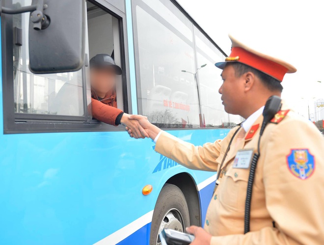 Vi phạm nồng độ cồn, người đàn ông bị tạm giữ phương tiện và GPLX được CSGT vẫy hộ taxi để gia đình tiếp tục du xuân - Ảnh 10.