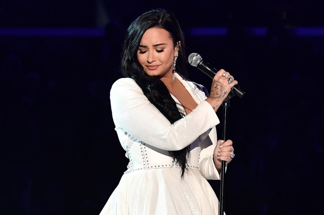 Demi Lovato trình diễn đẫm nước mắt trong màn tái xuất tại Grammy 2020, cả khán đài đứng dậy vỗ tay không ngớt - Ảnh 3.
