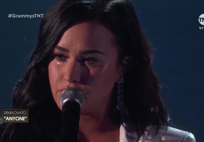 Demi Lovato trình diễn đẫm nước mắt trong màn tái xuất tại Grammy 2020, cả khán đài đứng dậy vỗ tay không ngớt - Ảnh 4.