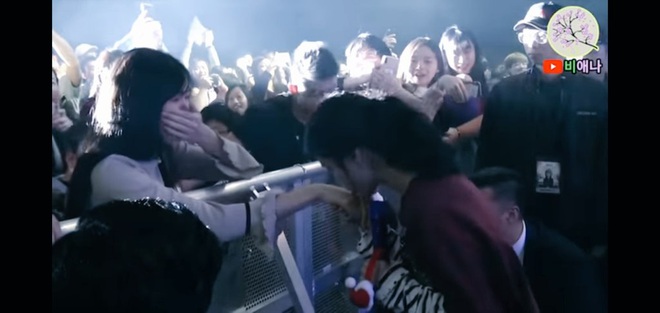 Khoảnh khắc triệu like: Xúc động trước tình cảm của người hâm mộ, IU xuống tận nơi để... hôn lên tay fan - Ảnh 5.