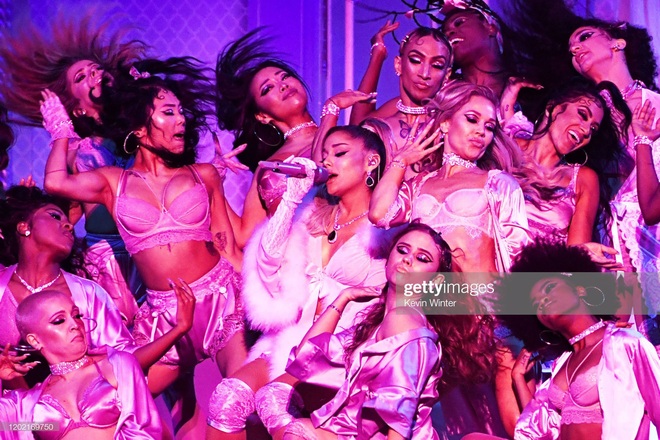 Ariana Grande cứu cả Grammy: Sân khấu hoành tráng, hát lèo một loạt hit khoe giọng đỉnh cao khiến ai cũng trầm trồ! - Ảnh 4.