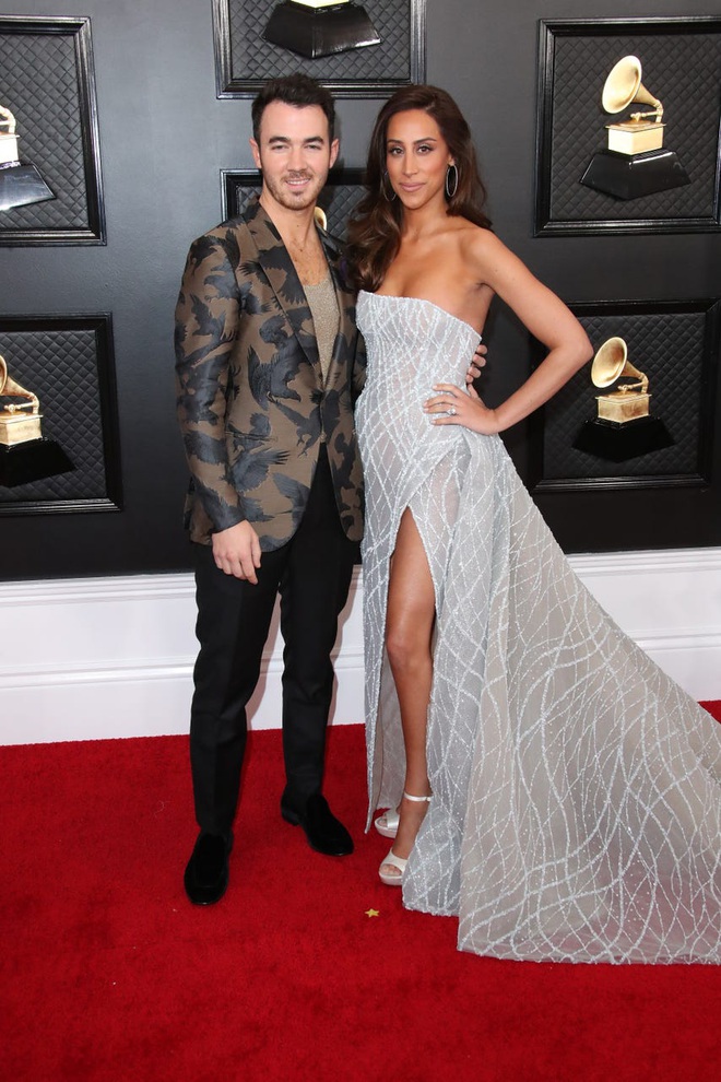 Siêu thảm đỏ Grammy 2020: Ariana Grande chặt chém với đầm cồng kềnh, BTS “gây nổ” bên vợ chồng Nick Jonas và Hoa hậu - Ảnh 20.