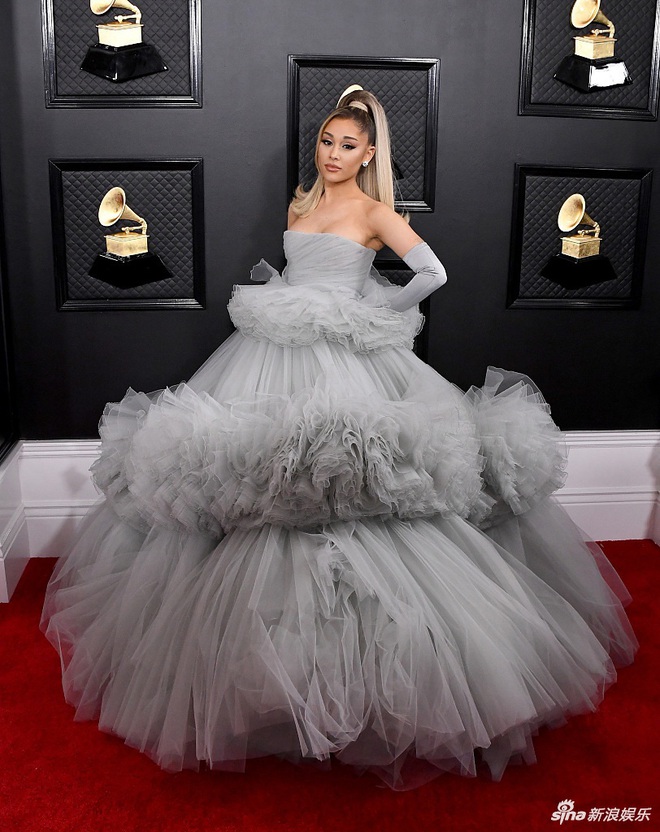 Siêu thảm đỏ Grammy 2020: Ariana Grande chặt chém với đầm cồng kềnh, BTS “gây nổ” bên vợ chồng Nick Jonas và Hoa hậu - Ảnh 1.