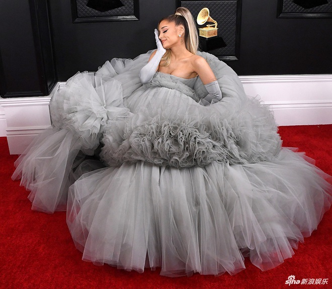 Siêu thảm đỏ Grammy 2020: Ariana Grande chặt chém với đầm cồng kềnh, BTS “gây nổ” bên vợ chồng Nick Jonas và Hoa hậu - Ảnh 3.