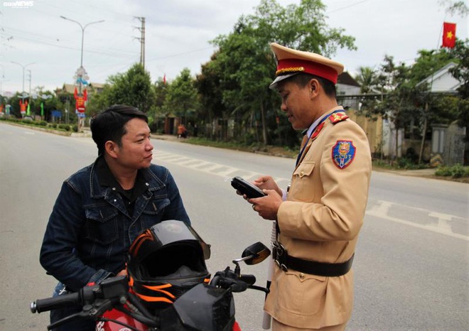 Uống rượu đầu năm mới, nam thanh niên dân tộc Thái bị phạt mất tháng lương do lỗi nồng độ cồn - Ảnh 1.