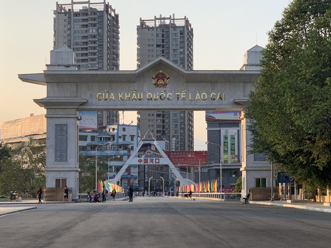 Kiểm tra th&acirc;n nhiệt tất cả kh&aacute;ch xuất nhập cảnh qua cửa khẩu L&agrave;o Cai - Ảnh 2.